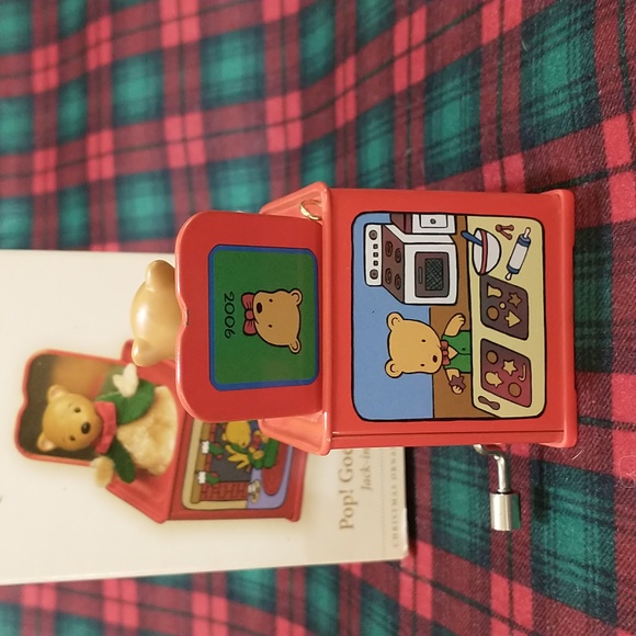 2006 Hallmark Keepsake Pop! Goes the Teddy Bear Ornament - Picture 4 of 6
